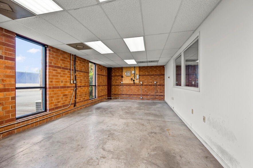 More Photos Of 2595 Viceroy Dr, Winston-Salem Warehouse For Lease