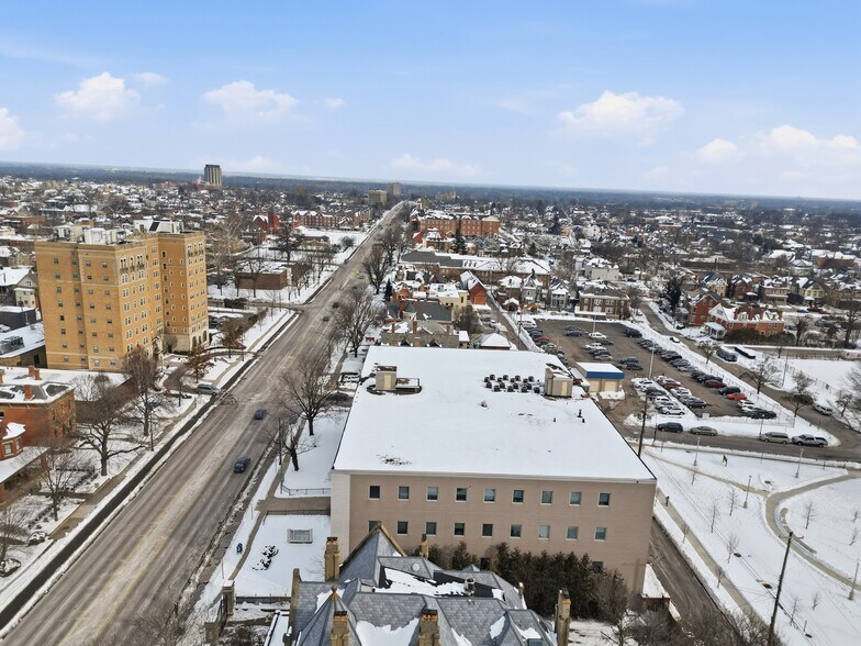 More Photos Of 899 E Broad St, Columbus Medical For Lease