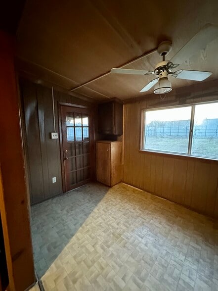 More Photos Of 11462 Newkirk St, Dallas Office For Sale