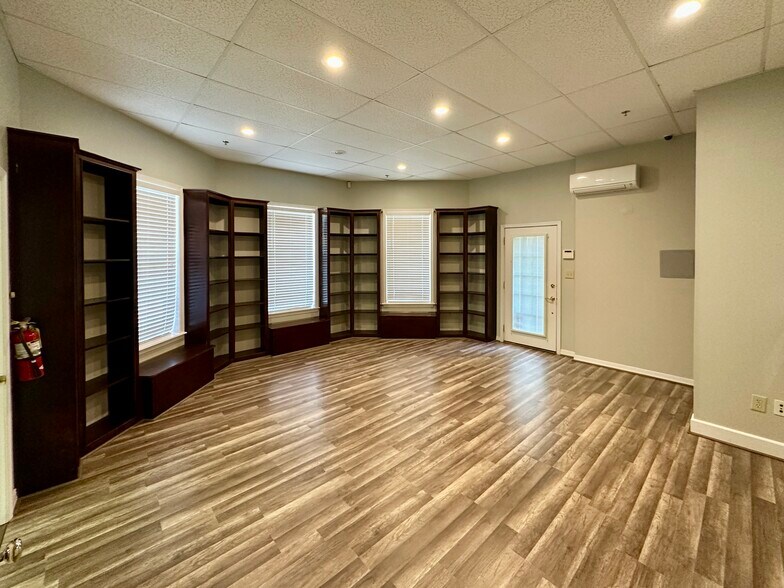 More Photos Of 807 Monroe St, Clinton Office For Sale