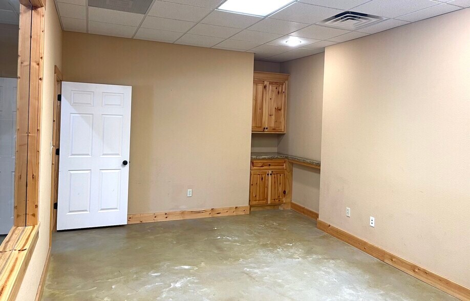 More Photos Of 1274 Blake Rd, Conroe Office For Lease