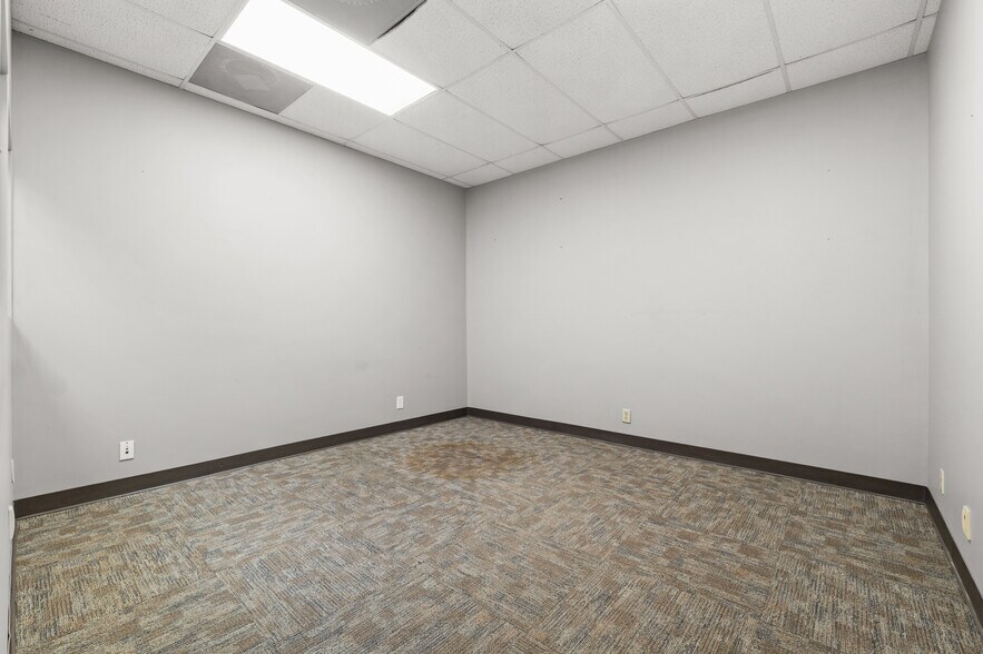 More Photos Of 10854 Vandale St, San Antonio Flex For Sale