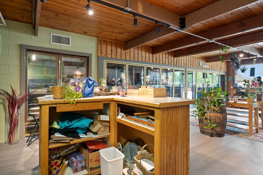 More Photos Of 108 Main St, Stevensville General Retail For Sale