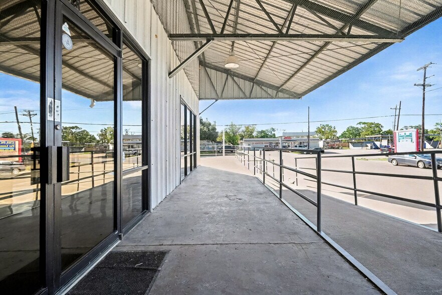 More Photos Of 110 N Walker St, Angleton Warehouse For Lease