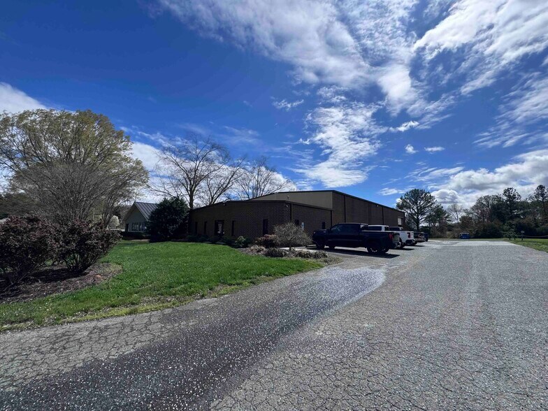 More Photos Of 163 Associates Ln, Indian Trail Warehouse For Lease