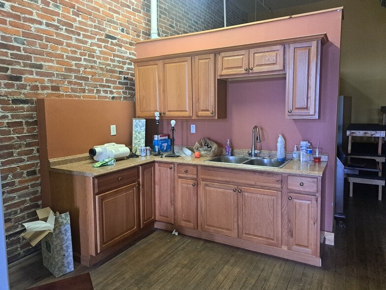 More Photos Of 1319 Washington Ave, Saint Louis General Retail For Sale