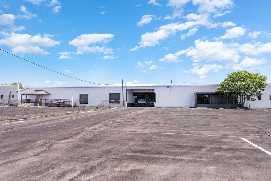 More Photos Of 2613-2625 Lee Ave, Sanford Manufacturing For Lease