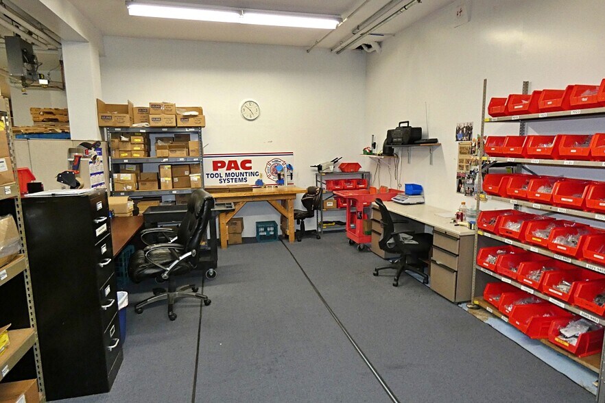 More Photos Of 10 W Main St, Lancaster Flex For Lease