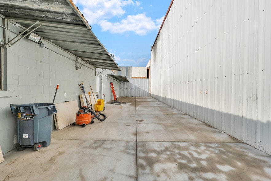 More Photos Of 23045 Drayton St, Santa Clarita Warehouse For Sale