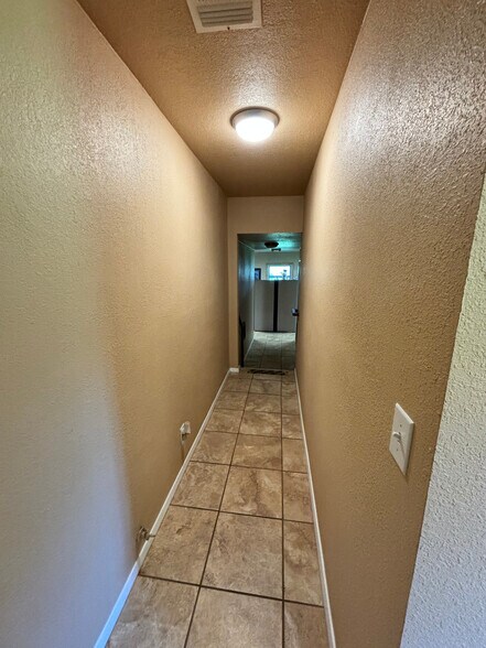 More Photos Of 1428 N Walnut Ave, New Braunfels Office For Sale
