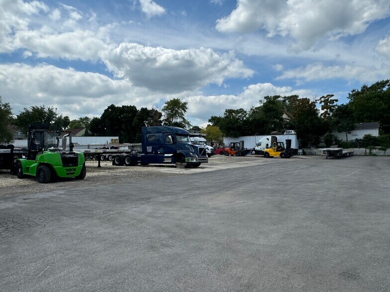 More Photos Of 644 W Park Ave, Aurora Truck Terminal For Sale