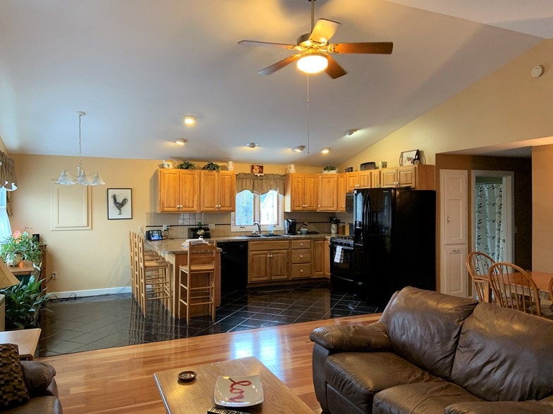 More Photos Of 307 Main St, Westbrook Carwash For Sale