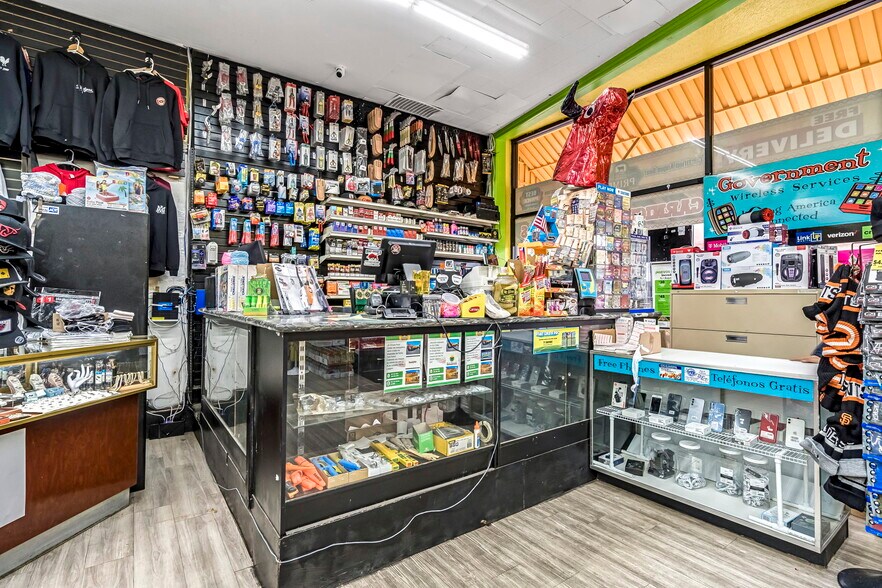 More Photos Of 217 S L St, Dinuba Freestanding For Sale