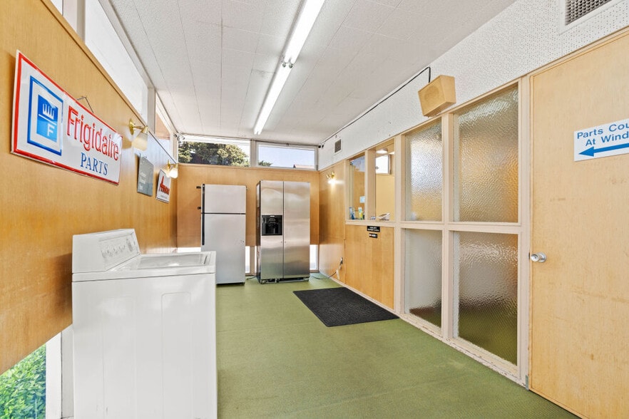 More Photos Of 6601 SE Foster Rd, Portland Storefront Retail Office For Sale