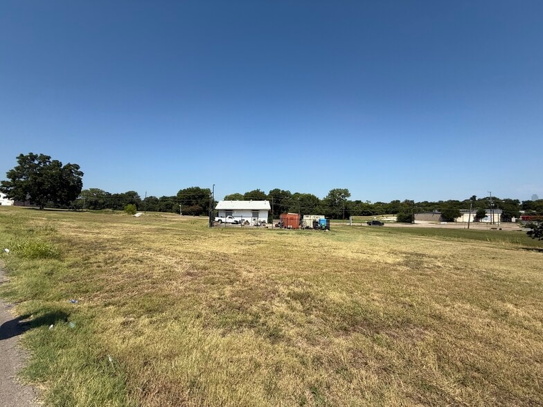 More Photos Of 2652 Cedar Crest Blvd, Dallas Storefront For Sale