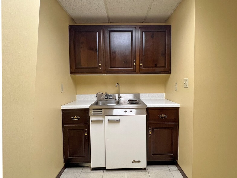 More Photos Of 2002 Evanston Ave, Erie Manufacturing For Lease