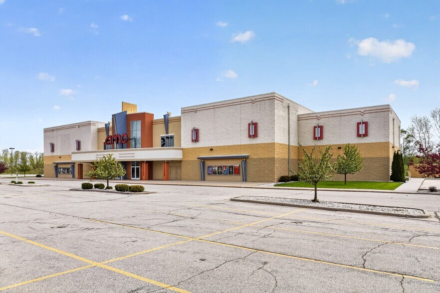 More Photos Of 2555 S 44th St, Manitowoc Movie Theatre For Sale