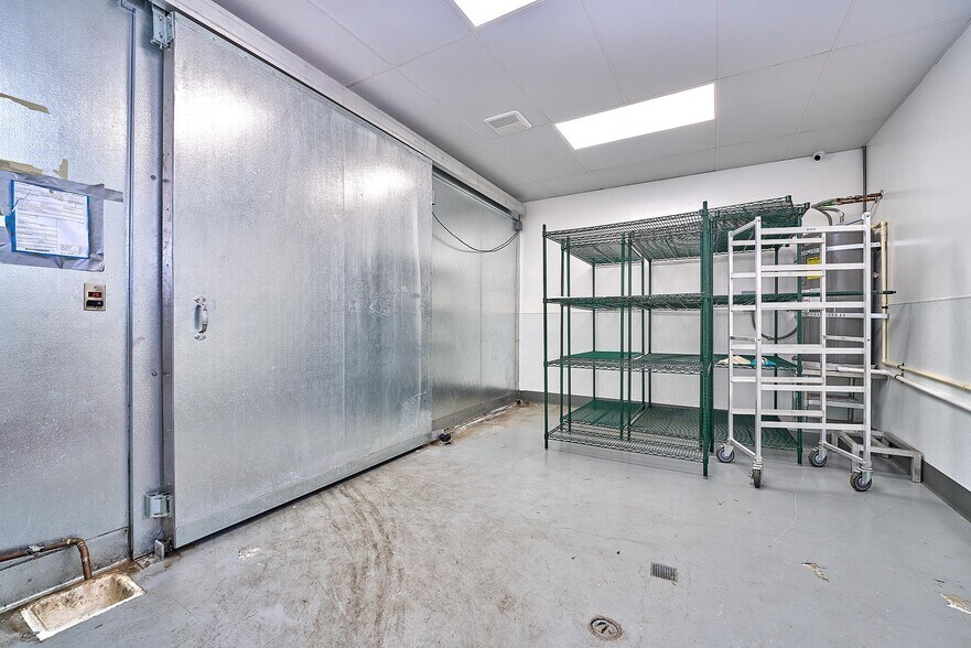More Photos Of 3031 W Olympic Blvd, Los Angeles Freestanding For Lease