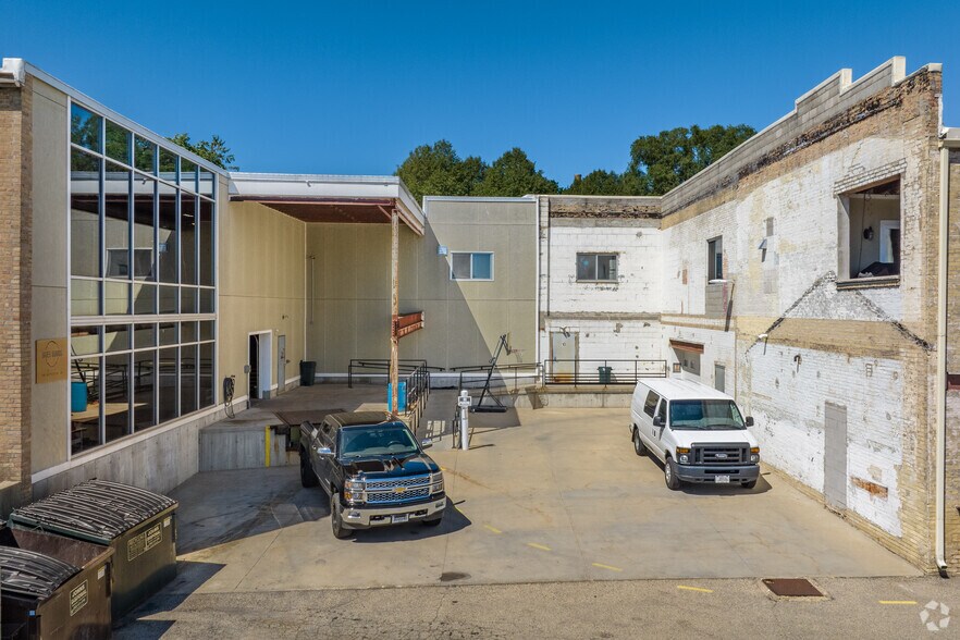 More Photos Of 218-326 Wisconsin Dr, Jefferson Office For Lease