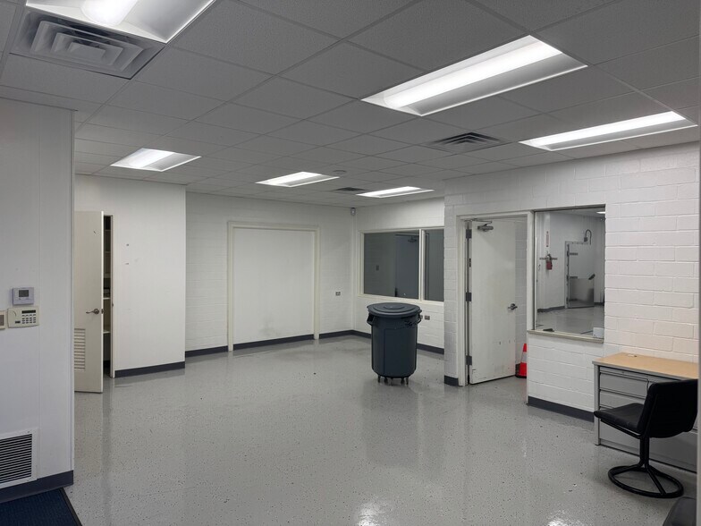 More Photos Of 1403 E Houston St, San Antonio Flex For Lease