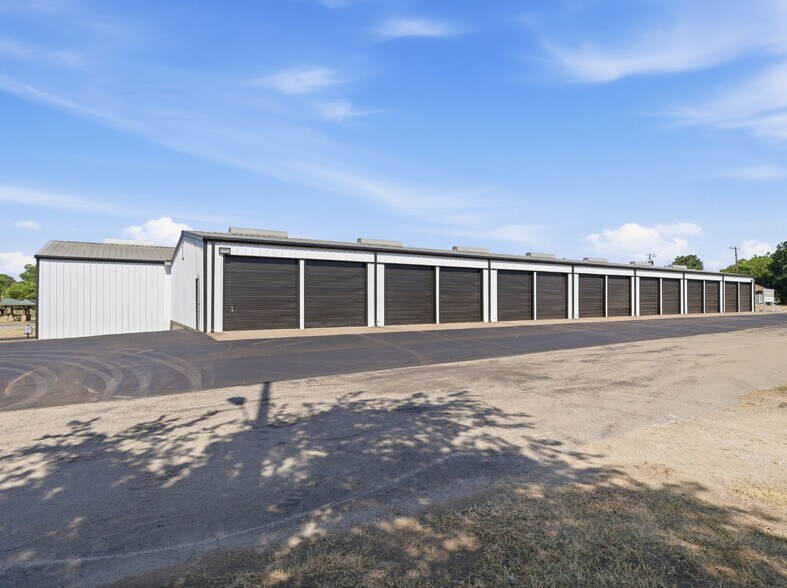 Primary Photo Of 201 W Westhill Dr, Cleburne Warehouse For Lease