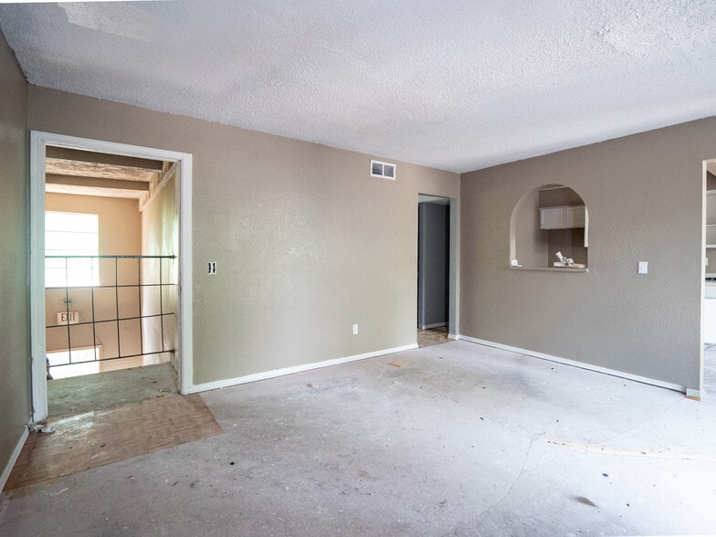 More Photos Of 5924 NW 10th St, Oklahoma City Apartments For Sale