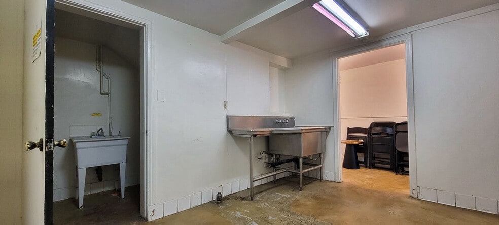 More Photos Of 386 S Thomas St, Pomona Restaurant For Lease