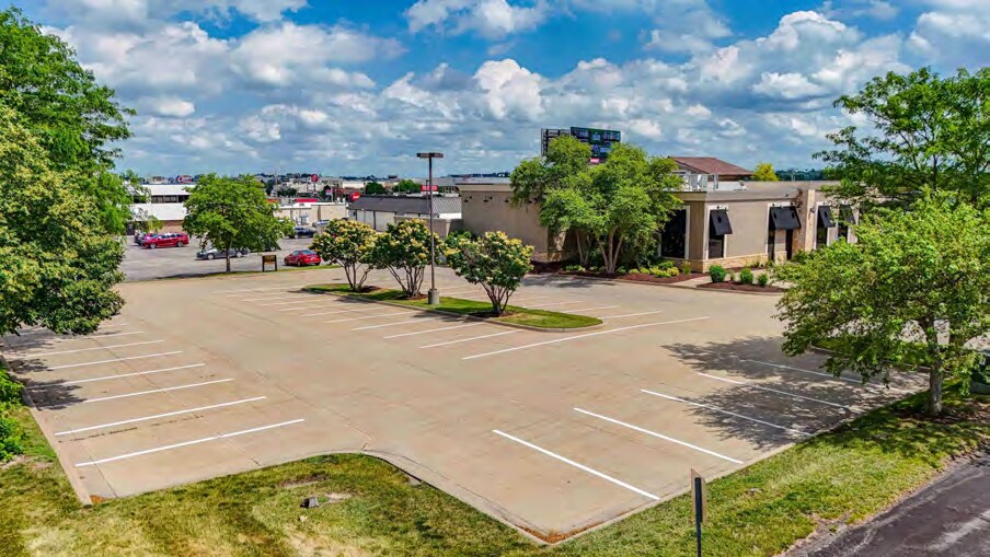 More Photos Of 320 Collins Rd NE, Cedar Rapids Restaurant For Lease
