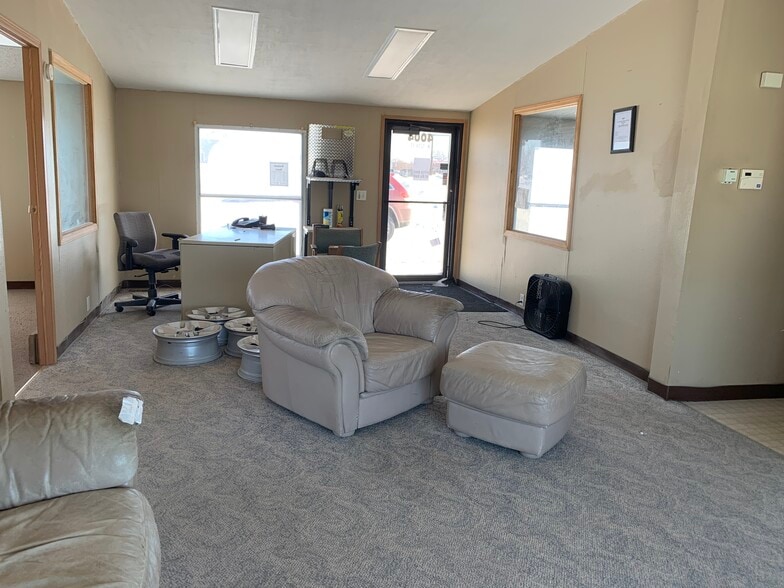 More Photos Of 4004 W 12th St, Sioux Falls Auto Dealership For Lease