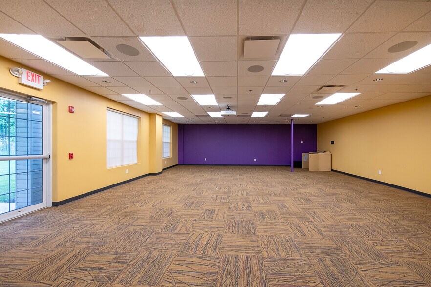 More Photos Of 387 Golfview Ln, Highland Heights Office For Sale