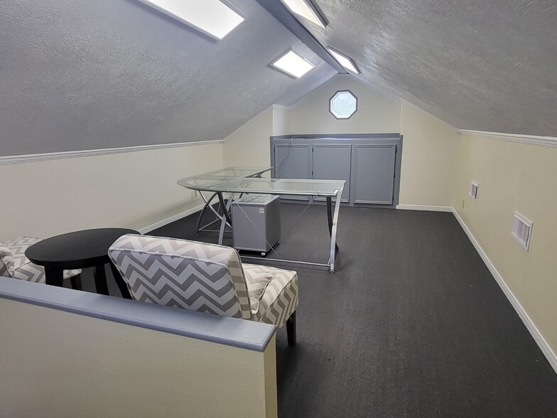 More Photos Of 2409 Maxwell Ln, Deer Park Office For Lease