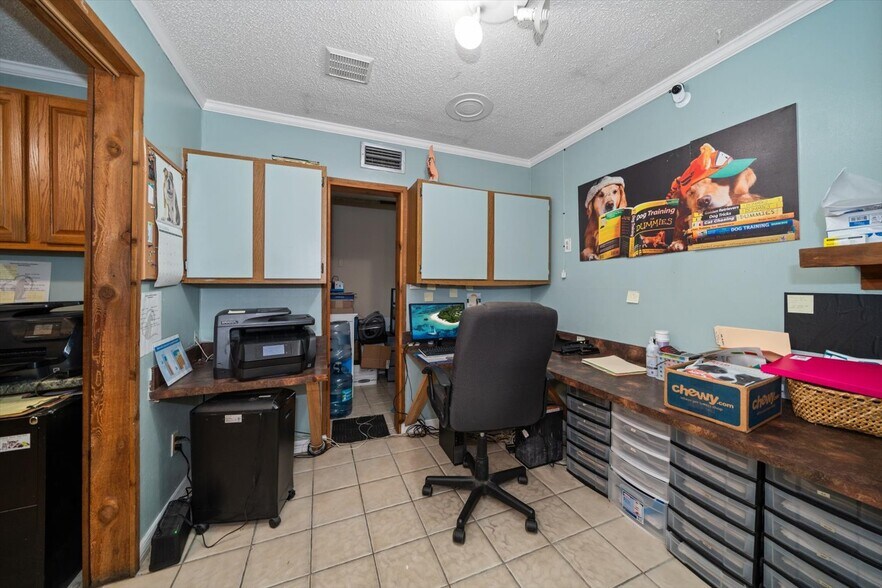 More Photos Of 1631 W Bay Dr, Largo Veterinarian Kennel For Sale