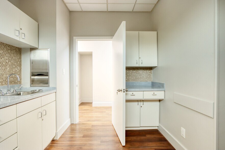 More Photos Of 1717 N Garrett Ave, Dallas Medical For Sale