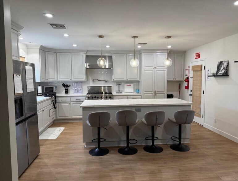 More Photos Of 22839 Dolorosa St, Woodland Hills Multifamily For Lease