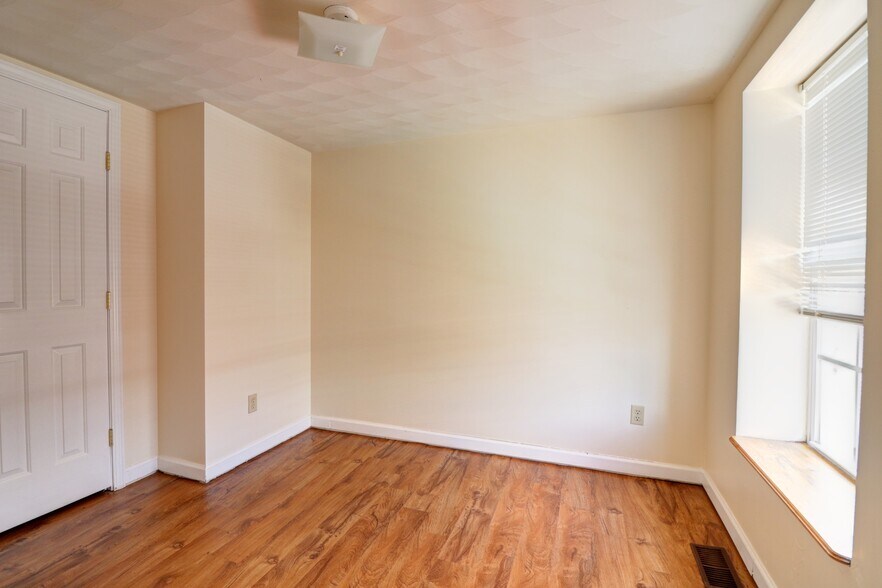 More Photos Of 14 E Main St, Waterloo Town Bar For Sale