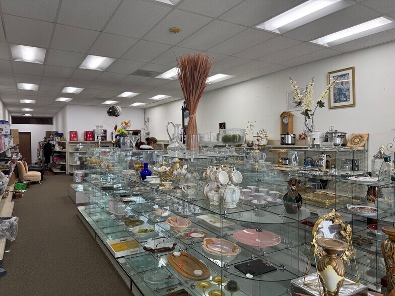 More Photos Of 18301-18307 Sherman Way, Reseda Office For Lease
