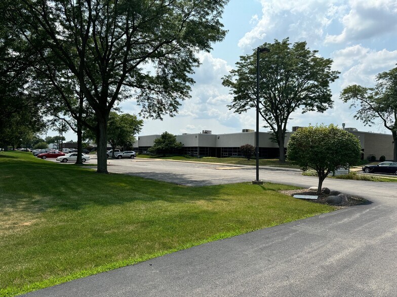 More Photos Of 1600 Shore Rd, Naperville Light Manufacturing For Lease