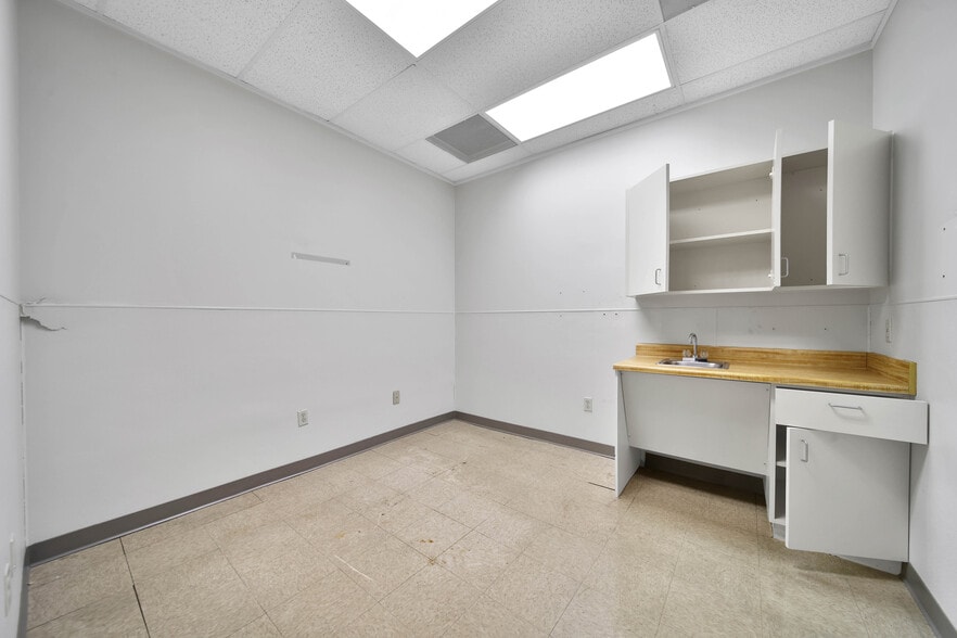 More Photos Of 12036 Airline Dr, Houston Medical For Sale