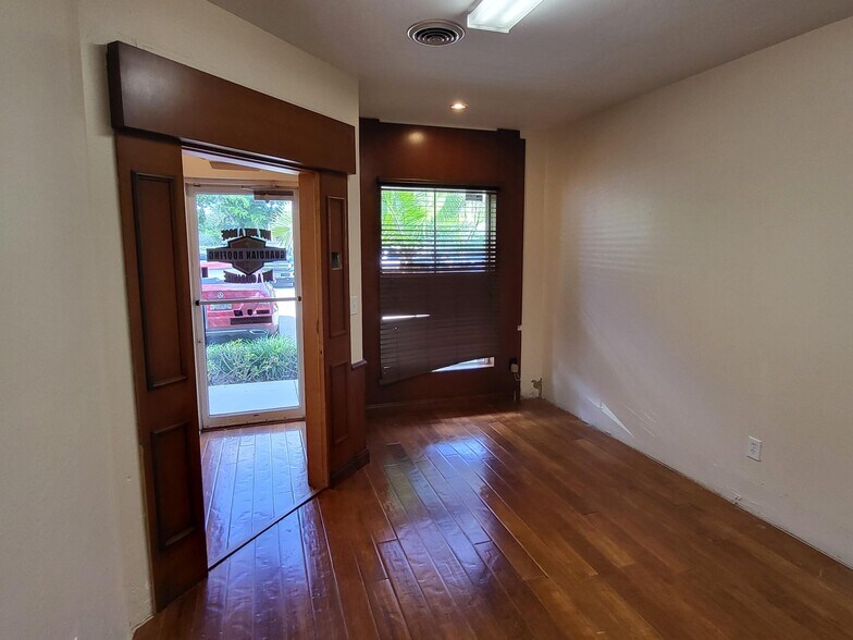 More Photos Of 1076 Business Ln, Naples Showroom For Sale