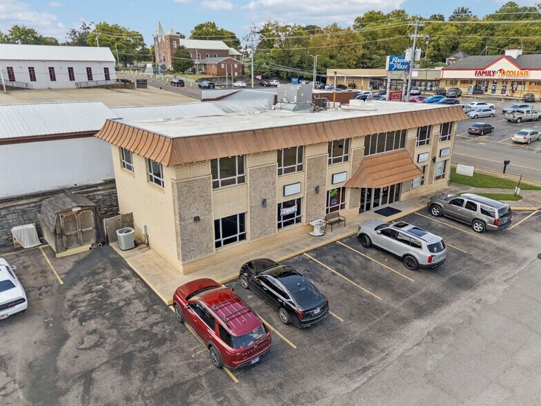 More Photos Of 506 College St W, Fayetteville Office For Sale