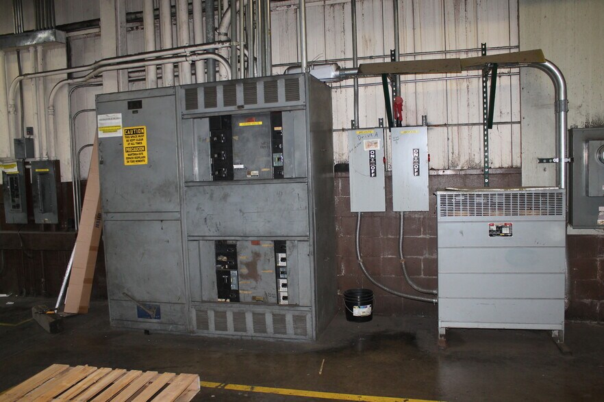 More Photos Of 121 Industrial Dr, Dekalb Manufacturing For Sale