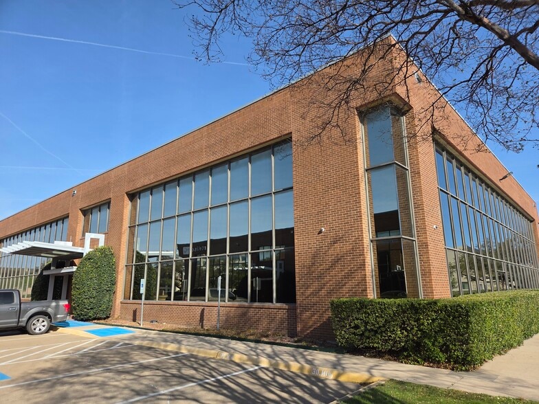 More Photos Of 11498 Luna Rd, Farmers Branch Office For Lease