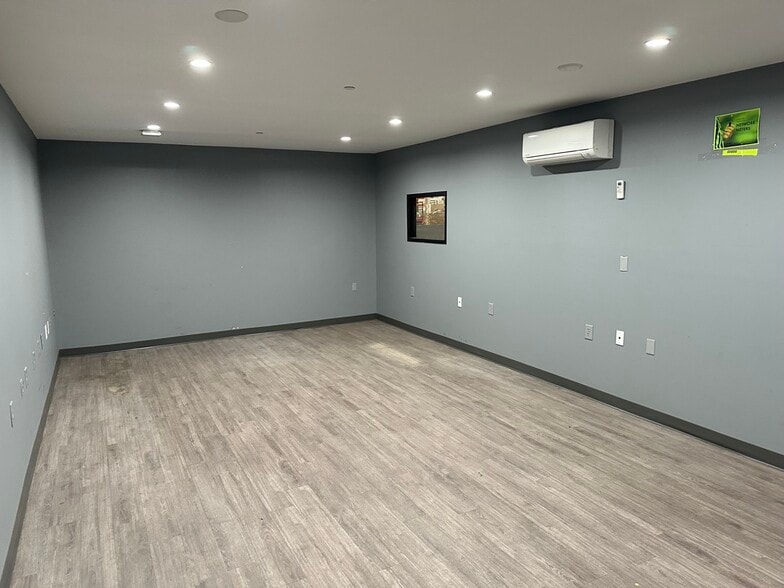 More Photos Of 112-118 Jones St, Fuquay Varina Warehouse For Lease