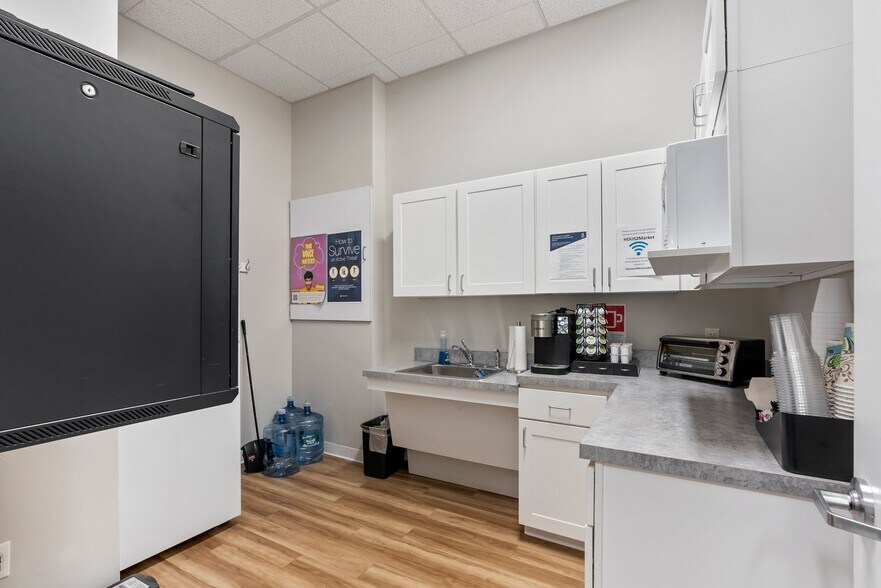 More Photos Of 855 Farmington Ave, Farmington Office For Sale