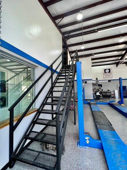 More Photos Of 1308 N Frazier St, Conroe Service For Sale