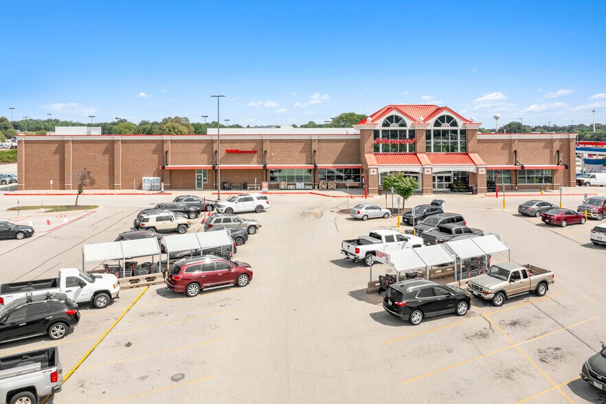 More Photos Of 2206 Barnes Blvd, Rockford Supermarket For Sale