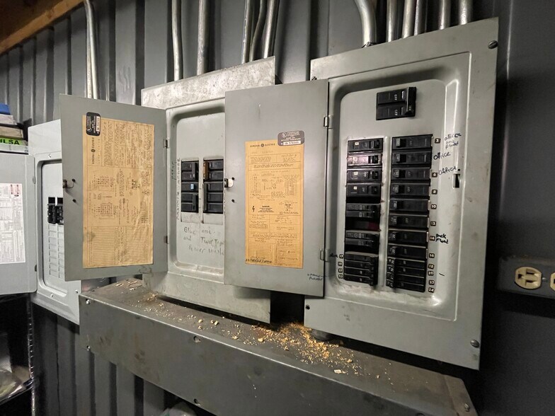 More Photos Of 13110 E 11th St, Tulsa Auto Repair For Sale