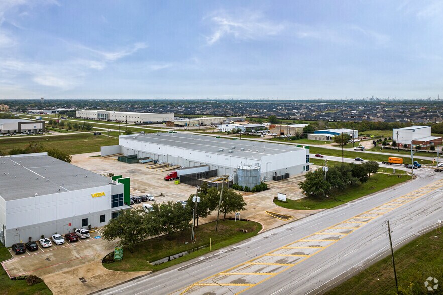 More Photos Of 11810 W Fairmont Pky, La Porte Warehouse For Lease