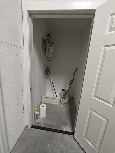 More Photos Of 516 S Main St, Nixa Service For Sale