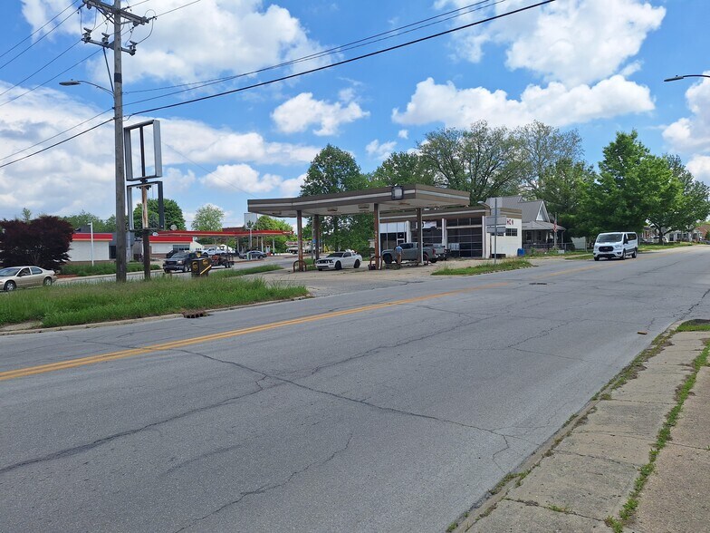 More Photos Of 1000 E Market St, Crawfordsville Convenience Store For Sale